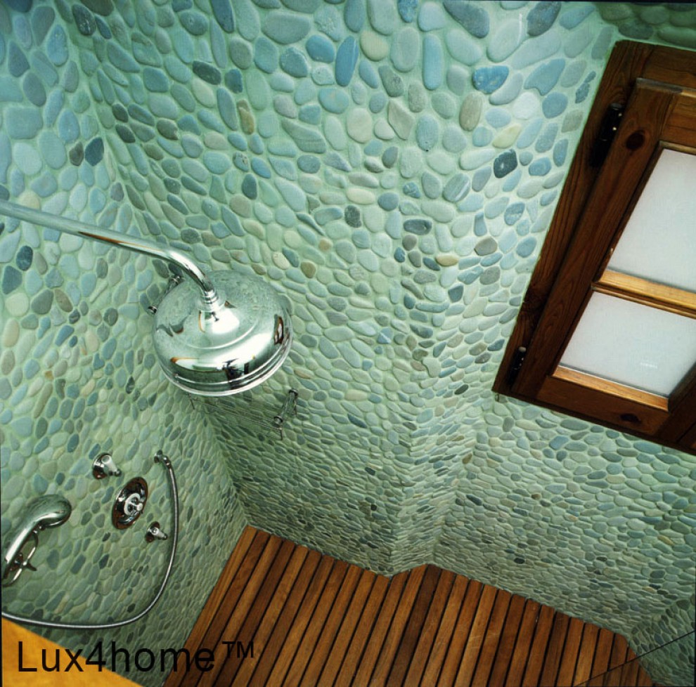 Zielone otoczaki w łazience - zielona mozaika z otoczaków pod prysznicem